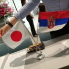 日本の国旗とセルビアの国旗
