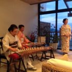 ラウンジで行われたお琴の演奏 浅井大美子先生と田中ふみえさん　 2016年1月3日