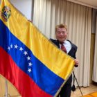 ベネズエラナイト国旗を持つ榊原平の画像