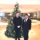 横浜インターコンチネンタルホテルのクリスマスツリーの前に立つMax Ilan Hoenigと榊原平