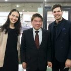埼玉県富士見市 鶴瀬コミュニティセンターで、セルビア出身のサックス奏者マルコ・ジョンバさんとドイツ人のピアニストシルヴィア・季実子・クルツさん、そしてスーツを着た榊原平さんの3人が立っている光景です